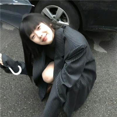 抽象画中的越南少女